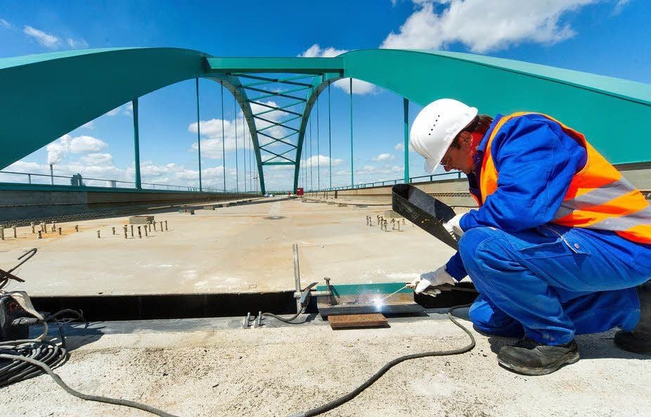 Schweißer Thomas Hegewald setzt die letzte Schweißnaht an der Saale-Elster-Talbrücke.