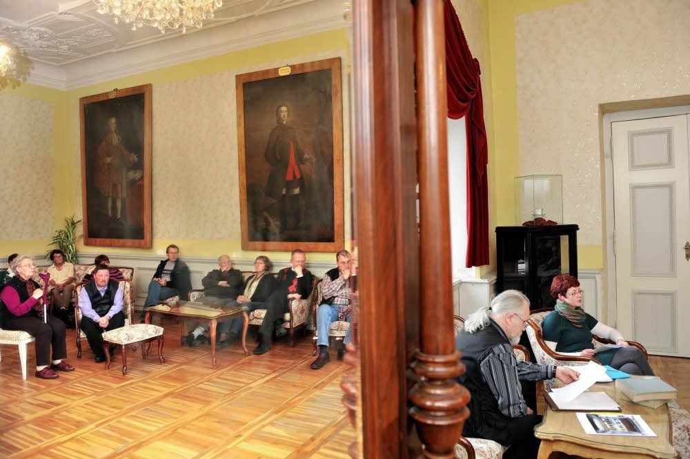 Im Schloss lauschen die Zuhörer Ausführungen Jan William Howarts (2.v.r.) und Monika Knofs (re.) über Witwe Aue (kl. Bild).