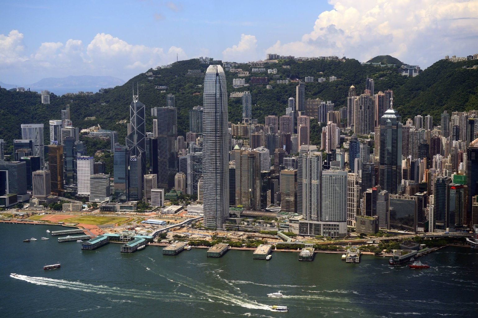 Blick auf die Skyline von Central und den Hongkong River aus 400 Metern Höhe vom International Commerce Center, Hongkong.