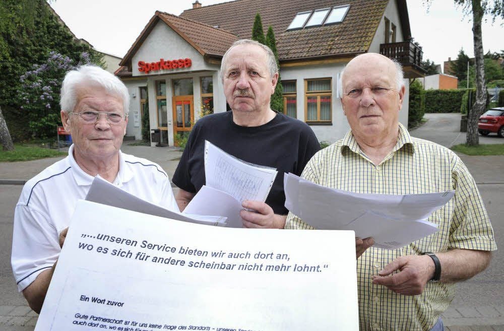 Norbert Schicke, Ortsbürgermeister von Wulfen (Mitte), hat mit den Ortschaftsräten Horst Richter (rechts) und Frank Wulkau ein Schreiben der Sparkasse aus dem Jahr 1992 entdeckt, als die neu gebaute Filiale in Wulfen eingeweiht wurde.