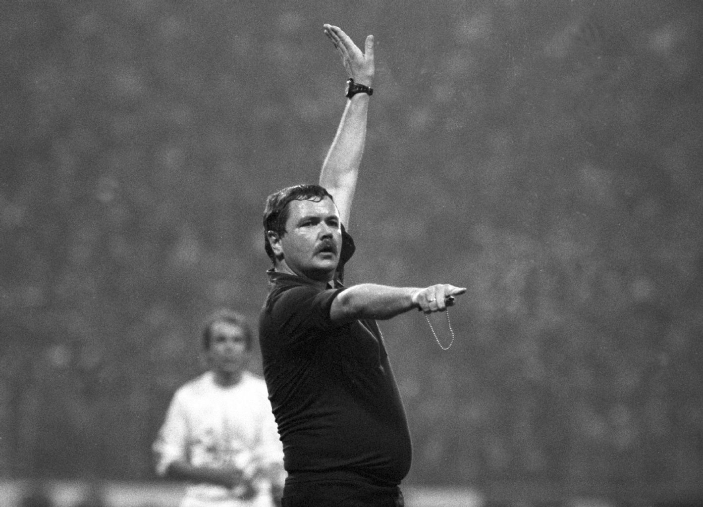 Schiedsrichter Wolf-Dieter Ahlenfelder ist im Alter von 70 Jahren.