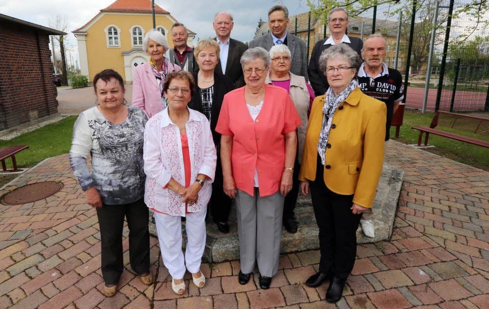 Rosemarie Peters (2.v.l. vorn) ist eine der Organisatorinnen, die ihre ehemaligen Schulkameraden zum 60. Klassentreffen eingeladen hat.