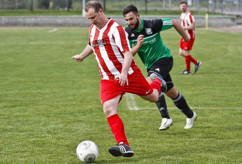 Die Fußballer des VfL Querfurt (in Rot-Weiß) wollen eine Änderung der Richtlinie zur Bildung von Spielgemeinschaften durchboxen.