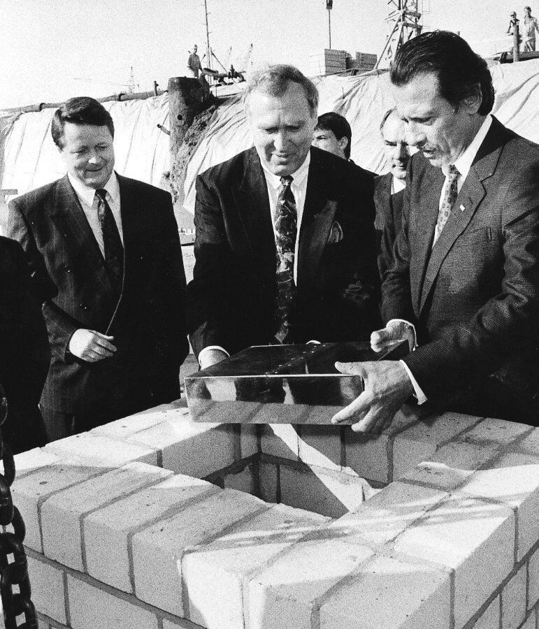 Grundsteinlegung für das MZ-Druckhaus am 4.Oktober 1991. Links der damalige MZ-Chefredakteur Stefan Lehnebach, rechts MZ-Herausgeber Alfred Neven DuMont, in der Mitte der damalige Ministerpräsident Sachsen-Anhalts, Werner Münch.