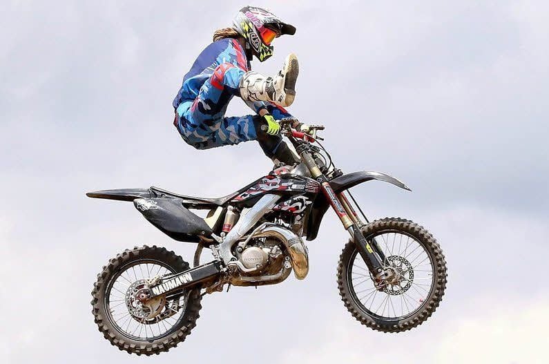 Für Freestyle-Motocrosser Robert Naumann scheint es keine Grenzen zu geben.