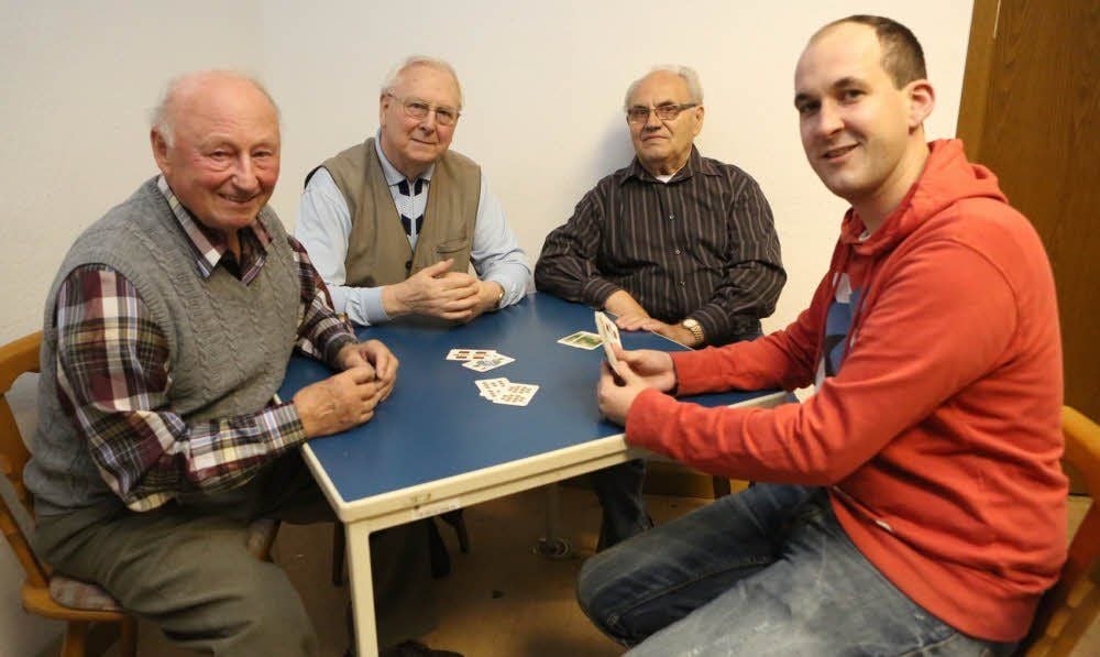 Die Vereinsmitglieder Karl-Heinz Jahr, Wolfgang Waldmann, Günter Matschas und Christian Milkowski (von links) bei einer Partie Skat.