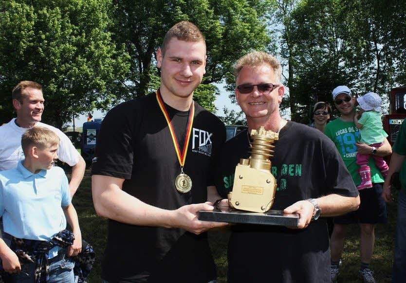 Lutz (r.) und Markus Rotter bekamen den Siegerpokal.