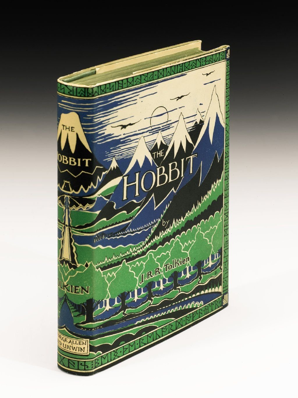 Eine Erstausgabe des Fantasyromans "Der Hobbit" von J.R.R. Tolkien erzielte bei einer Auktion umgerechnet mehr als 185 000 Euro.