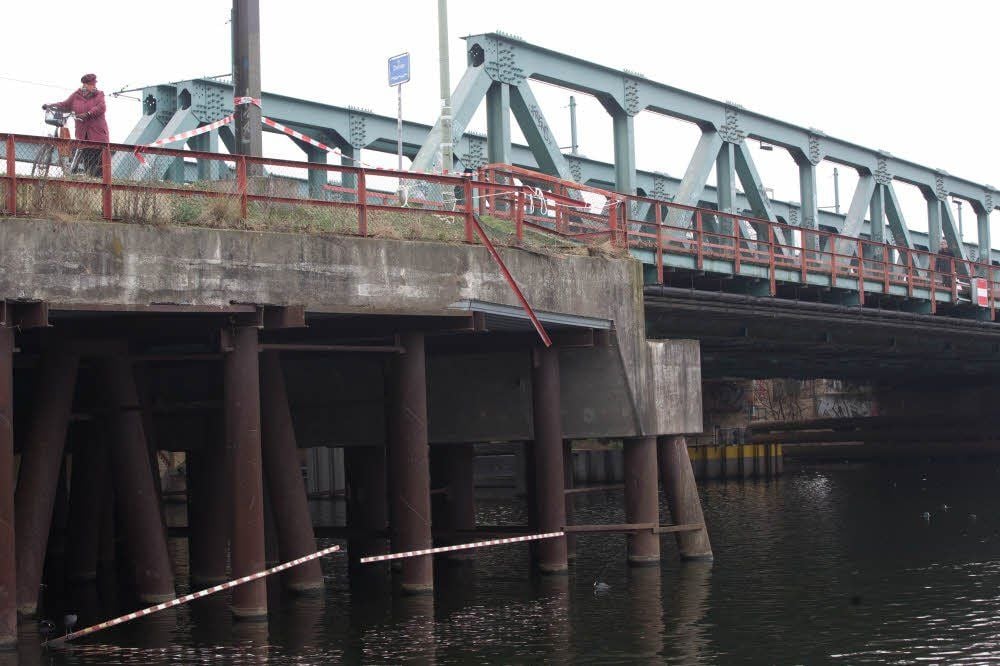 Das Auto hatte kurz vor der Brücke das rote Fußgängergitter durchbrochen.