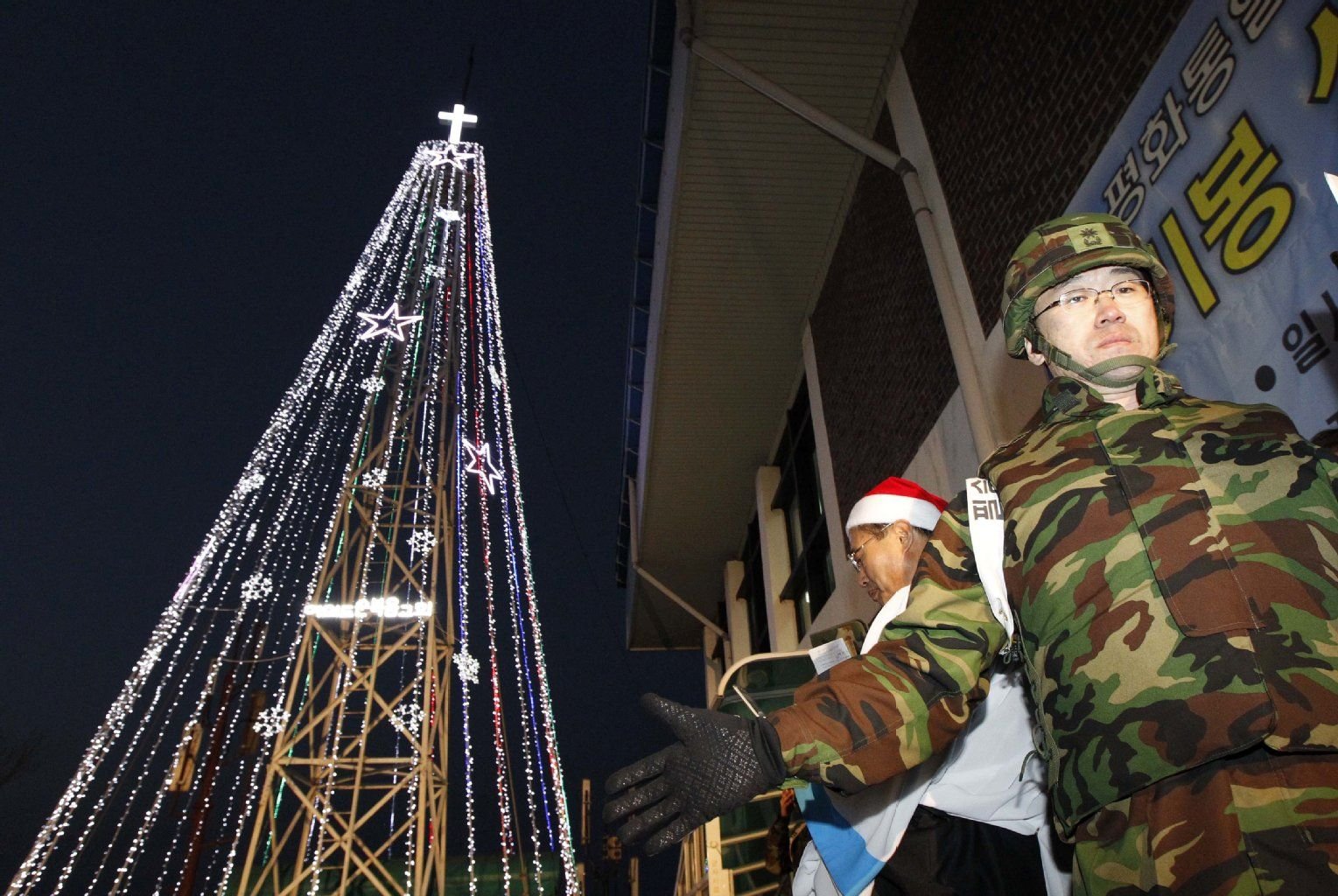 Südkoreanische Sicherheitskräfte überwachen das Errichten eines Weihnachtsbaumes (Archivbild von 2010).