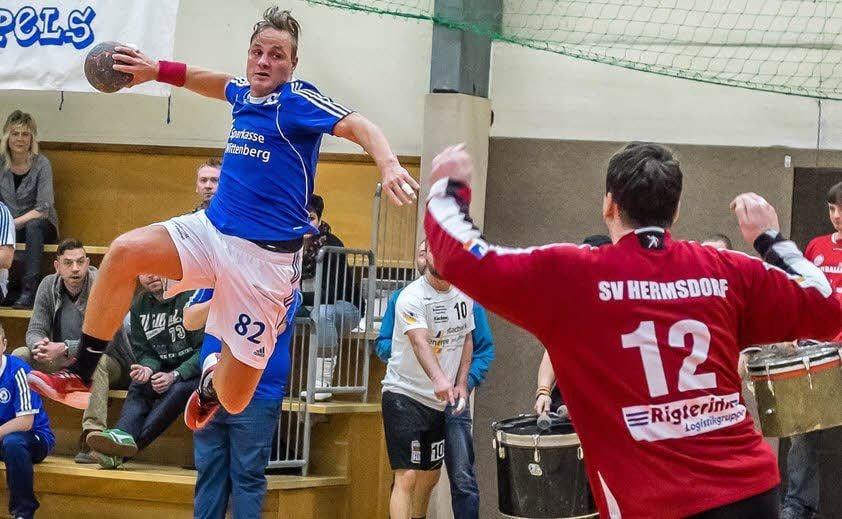 Patrick Heddrich (beim Wurf) war der erfolgreichste Radiser Angreifer. Er erzielte elf Tore. Das Match gewannen die Hermsdorfer 30:27.
