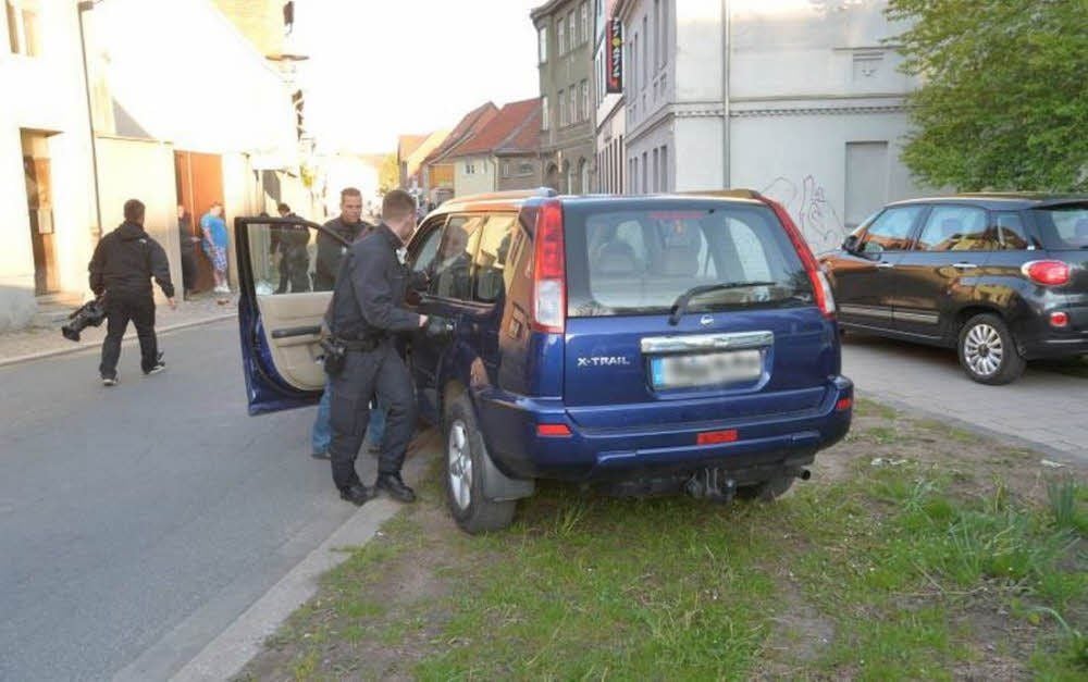 Auch dieser Geländewagen wird sichergestellt. Der Fahrer und seine Begleitung werden vorläufig festgenommen.
