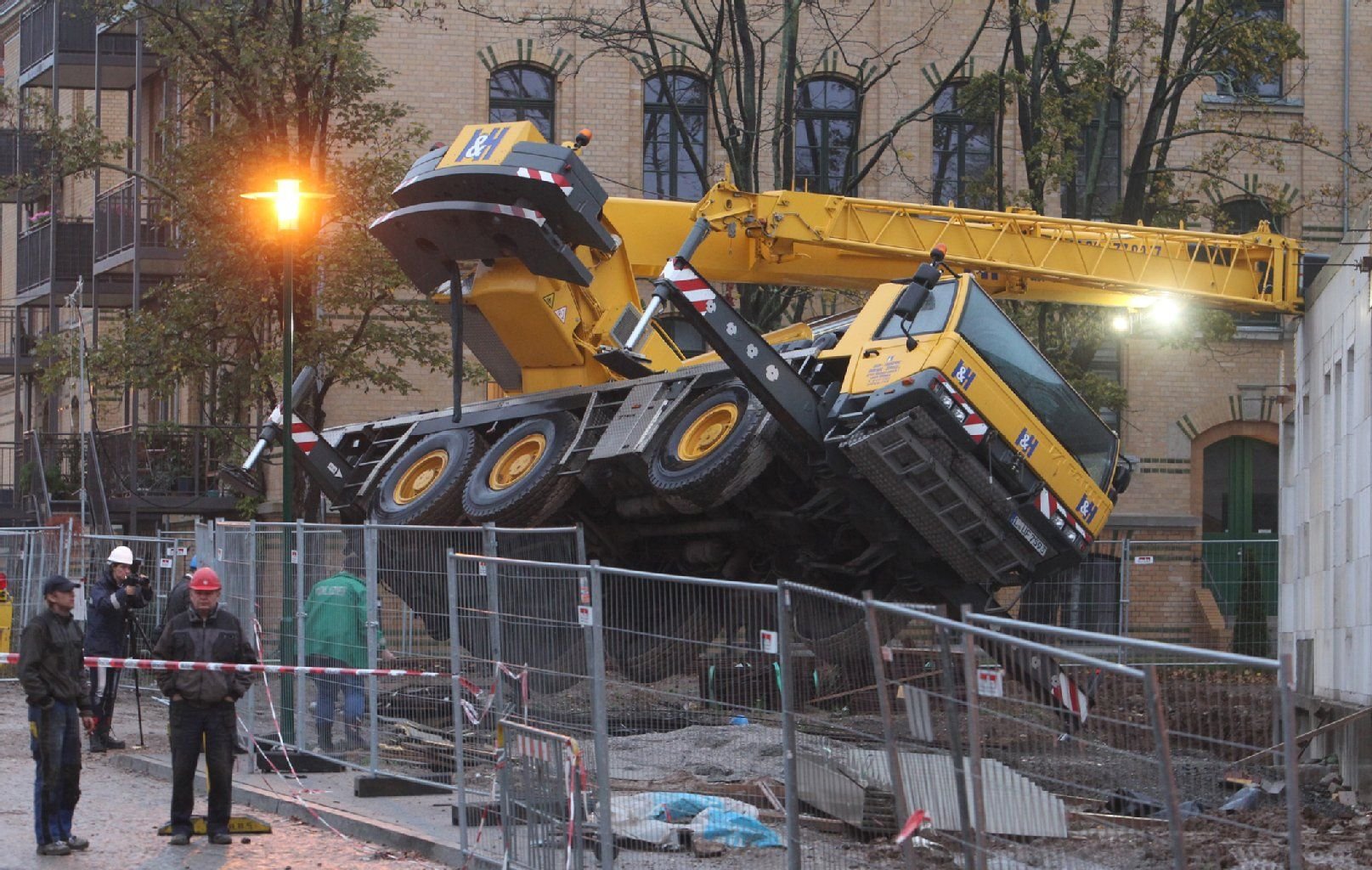Ein umgestürzter Autokran liegt am 22.10.2014 in Leipzig (Sachsen) auf einer Baustelle.