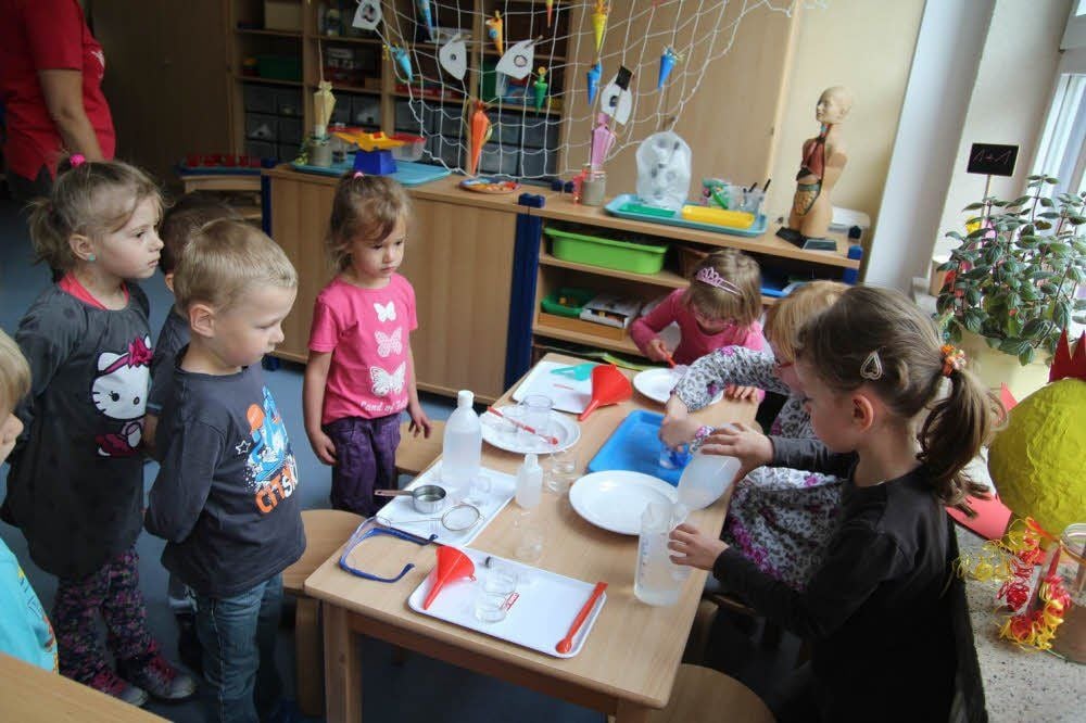 Viel Spannendes gibt es in der Kita Musikus für die Besucher vom Tag der offenen Tür zu sehen. Hier schauen die Besucher aus den Kinderträumen der Hasengruppe beim Experimentieren zu.