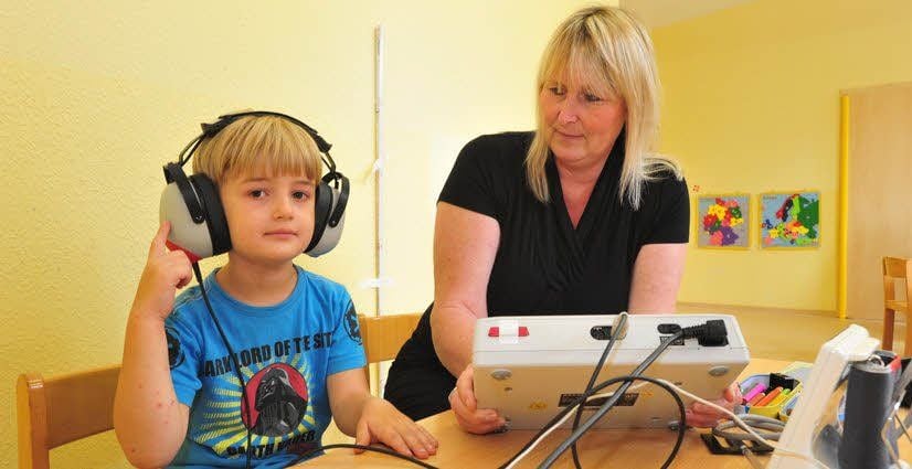Silke Kühn vom Gesundheitsamt der Kreisverwaltung unterzieht Konstantin Kahlmann einem Hörtest. Bei dem Jungen ist gesundheitlich alles bestens.