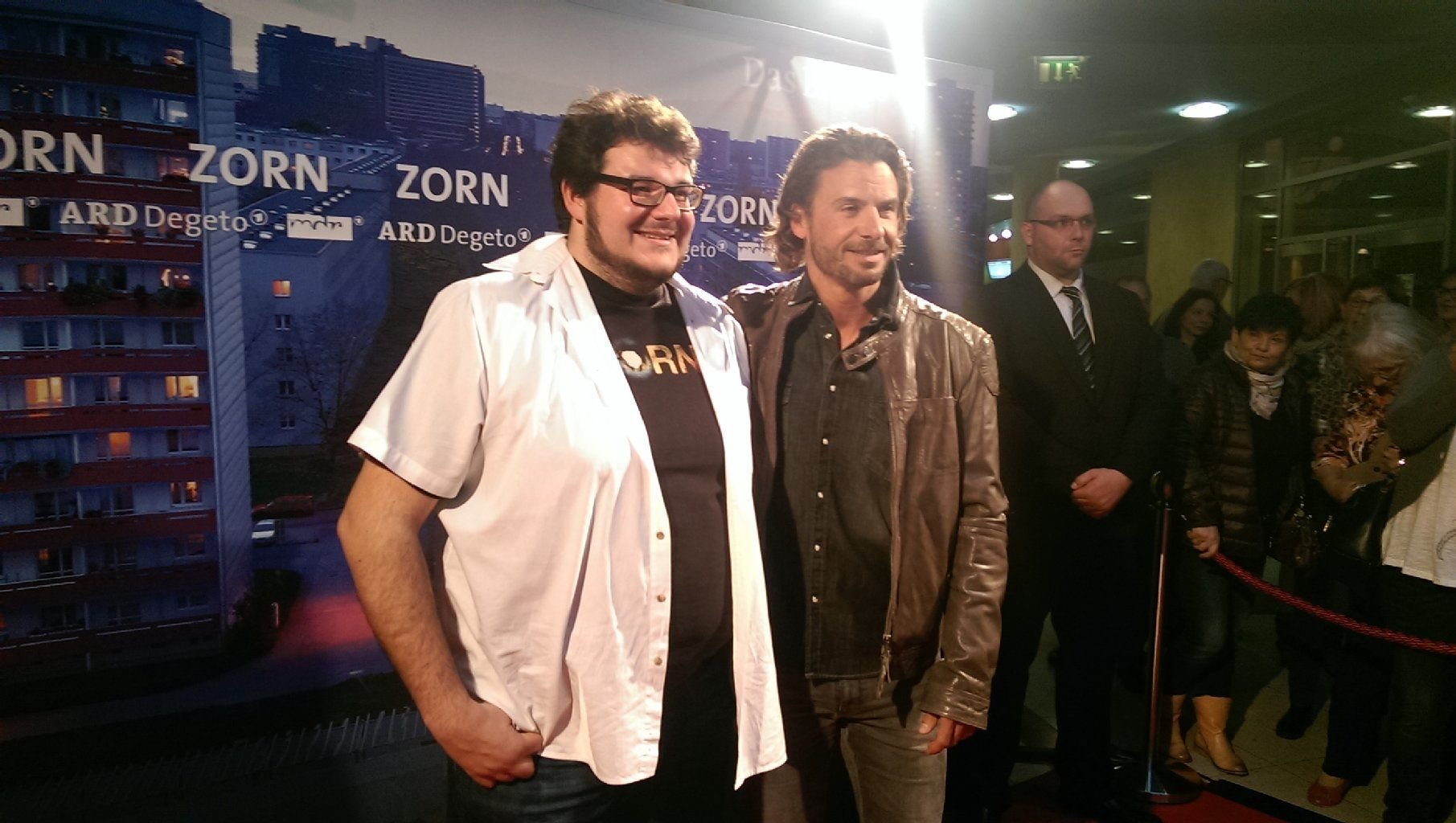 Erstes Star-Foto des Abends: Schauspieler Stephan Luca, rechts (Kommissar Claudius Zorn) und Axel Ranisch (Assistent Schröder)