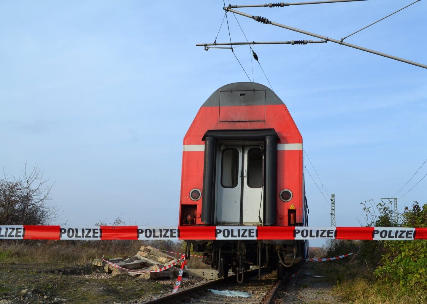 Blick auf die abgesperrte Unglücksstelle am Güterbahnhof in Erfurt . Ein 14-Jähriger ist beim Klettern auf einem Wagon von einem Stromschlag getötet worden.