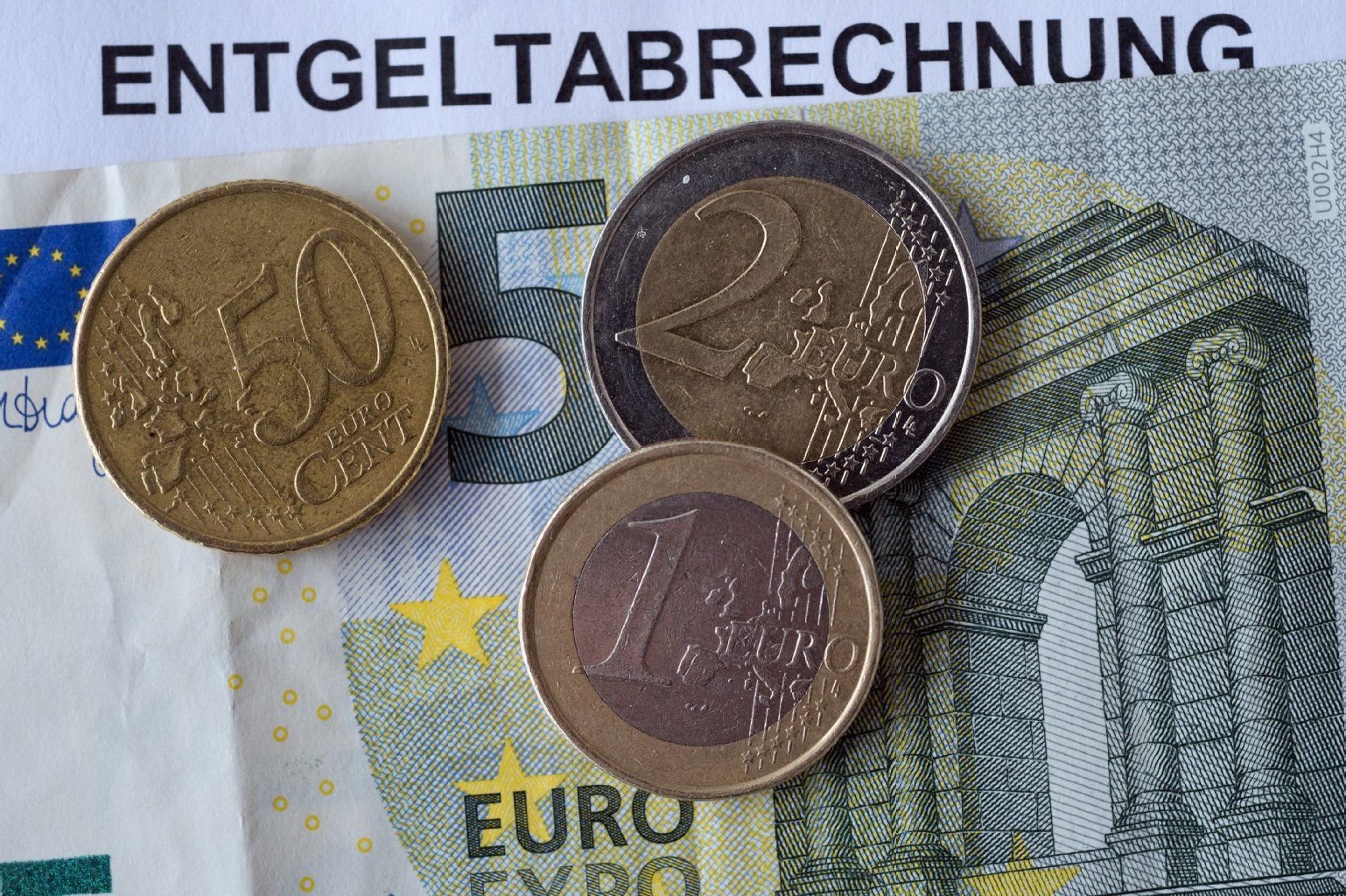 Unternehmen in Ost- und Westdeutschland reagieren unterschiedlich auf die Einführung des Mindestlohns.