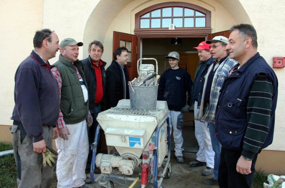 Bauberatung beim „Subbotnik“: Andreas Forkmann, Thomas Hoppetz, Gerd Preuß, Bürgermeister Michael Jahn, Marian Wolter, Mirko Wolter, Gerald Hahn und Lothar Kralisch (v.r.).