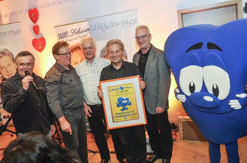 Ein „Blaues Herz“ für Ulli. Es gratulieren (v.l.) Hans-Joachim Frey un Detlef Ballendat vom Verein „Blaus Herz“ sowie Martin Rausch (Ortsbürgermeister von Schortewitz) und Jürgen Ebinger (Ortsbürgermeister von Zörbig).