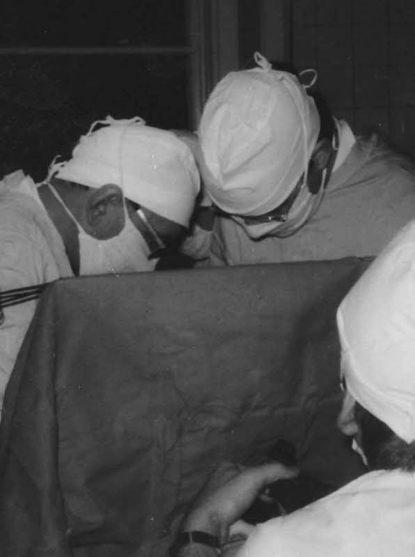 Dr. Ernst Horn (l.) bei einer Operation
