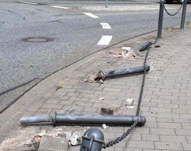 Der Autofahrer war im Kreisverkehr Weißenfels vom Weg abgekommen und hatte drei Poller einer Absperrung umgefahren und aus dem Erdboden gerissen.