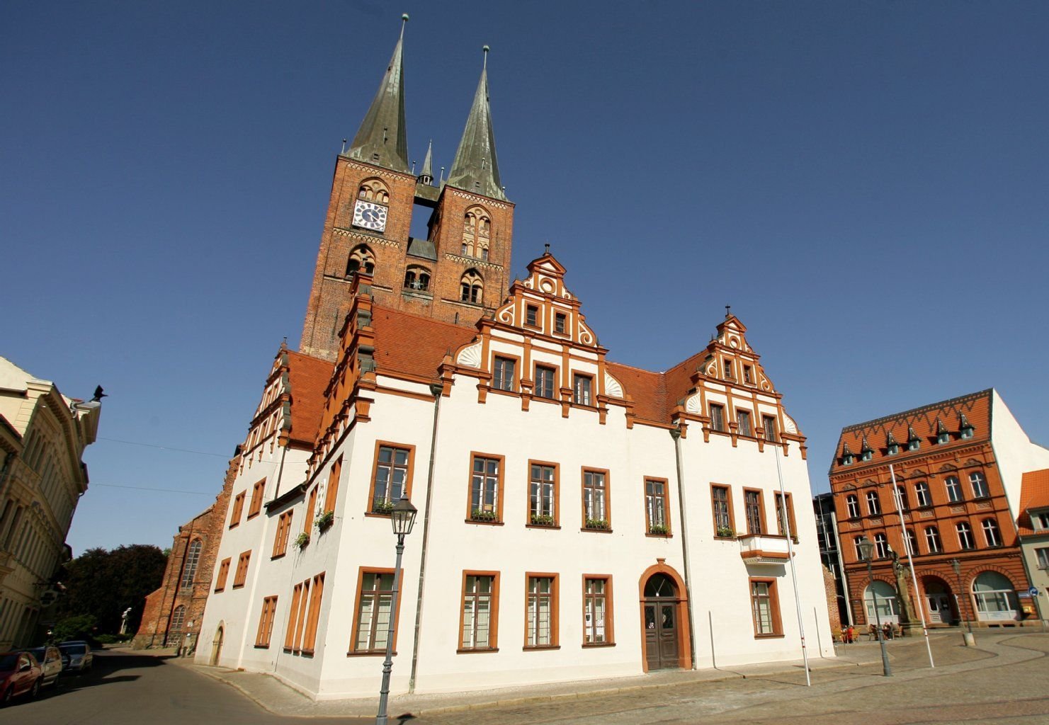 Blick auf das Rathaus und die zweitürmige Marienkirche von Stendal