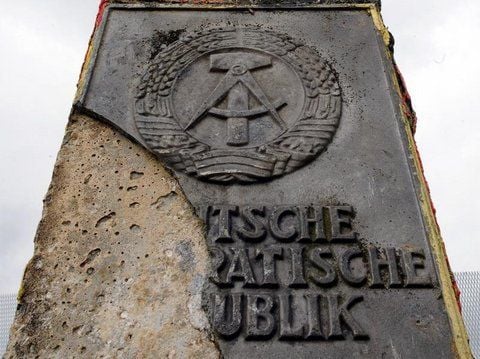 Blick auf einen DDR-Grenzstein.
