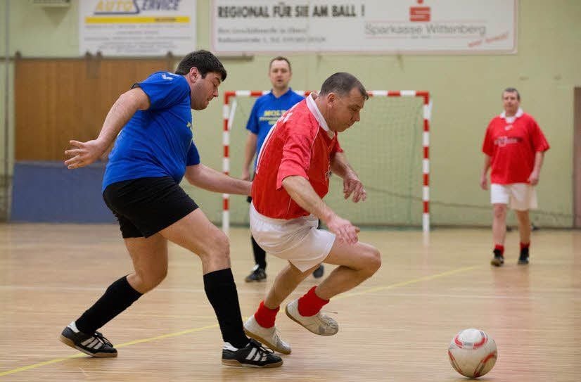 Die Oldie-Kicker aus Zahna (blaue Jerseys) und Holzdorf reisten am Samstag nach Elster, um dort am Könnecke-Cup teilzunehmen.