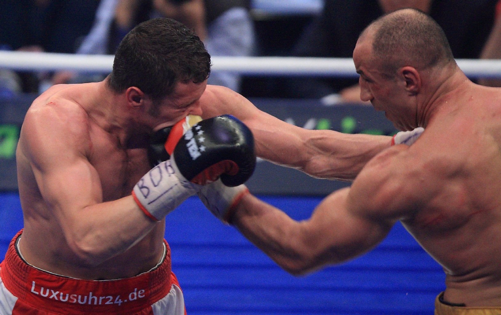 Boxer Arthur Abraham setzt einen satten linken Uppercut gegen Robert Stieglitz. Abraham gewann in zwölf Runden mit 2:1-Richterstimmen.