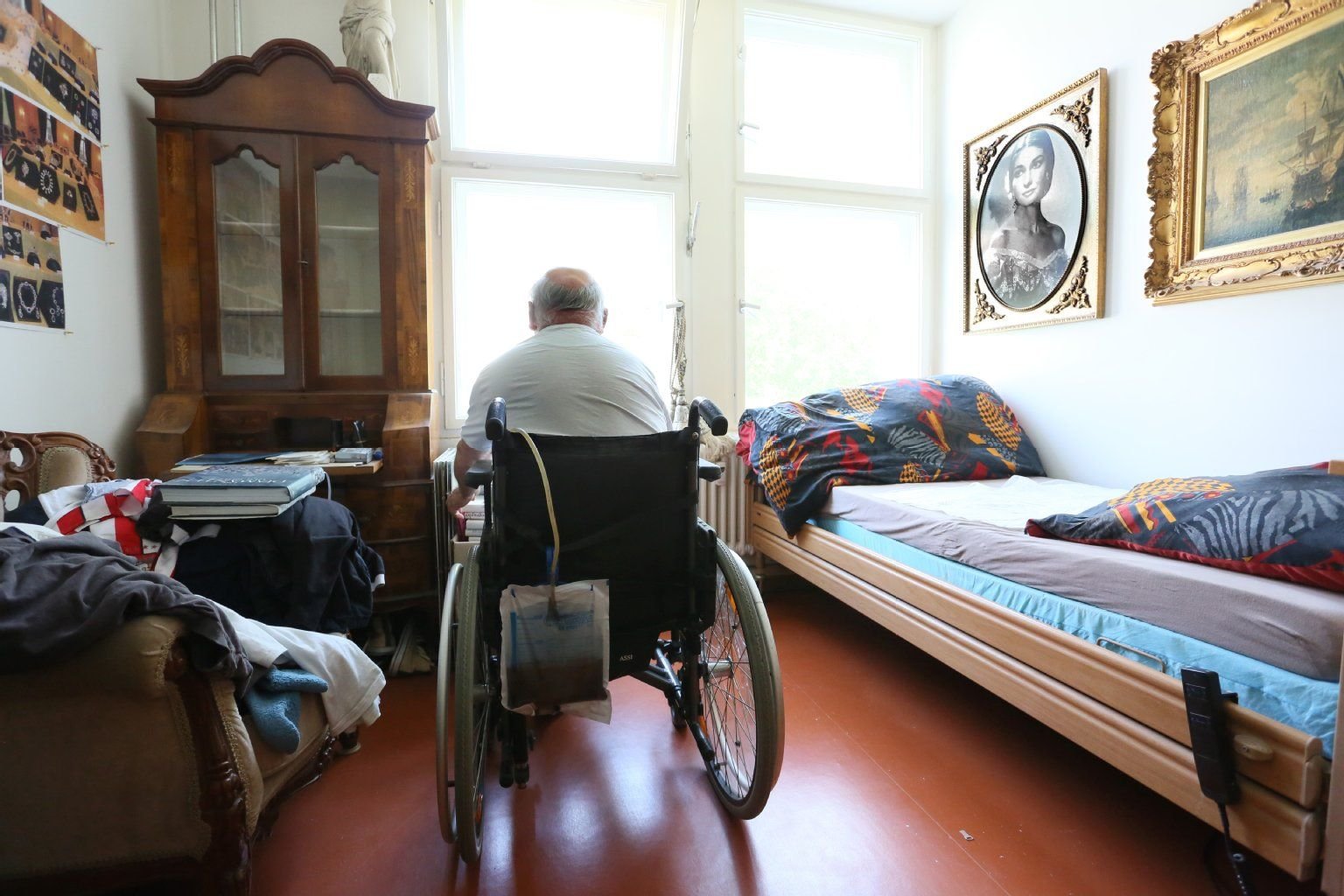 Dispo-Berlin: Dieter Rosenknospe (Spitzname) sitzt in seinem Zimmer in der Wohngemeinschaft für homosexuelle Senioren in Berlin.