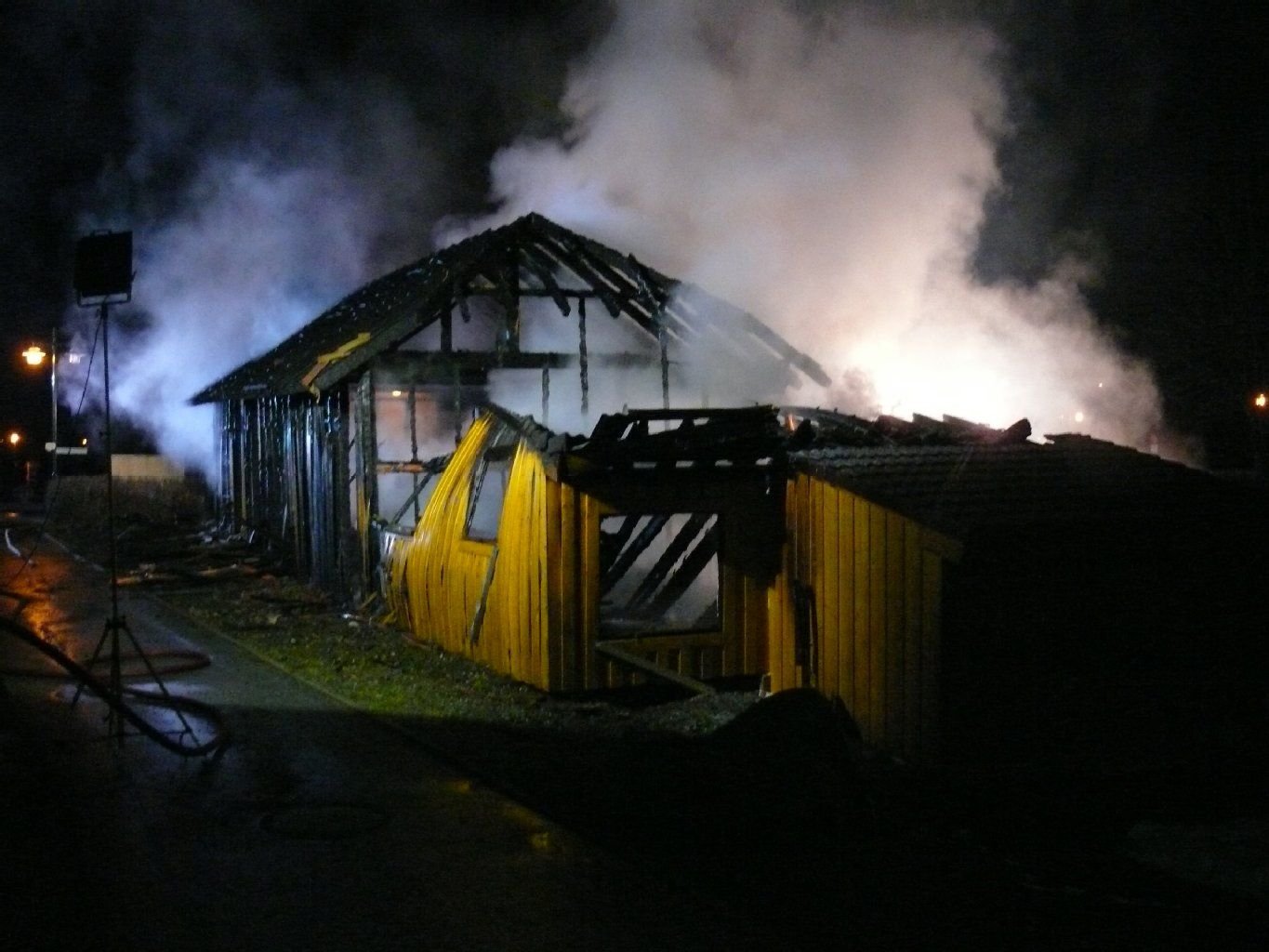 46 Kameraden der Feuerwehr und zehn Einsatzwagen waren vor Ort um die Flammen zu löschen.