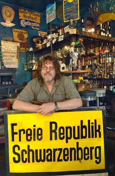 Bildhauer Jörg Beier hatte bereits im Jahr 1990 die Idee, das Erbe der Republik Schwarzenberg zu bewahren.