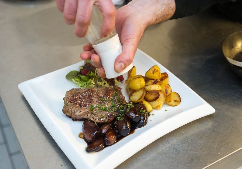 Entrecôte, Balsamicoschalotten, gebratene Kartoffeln
