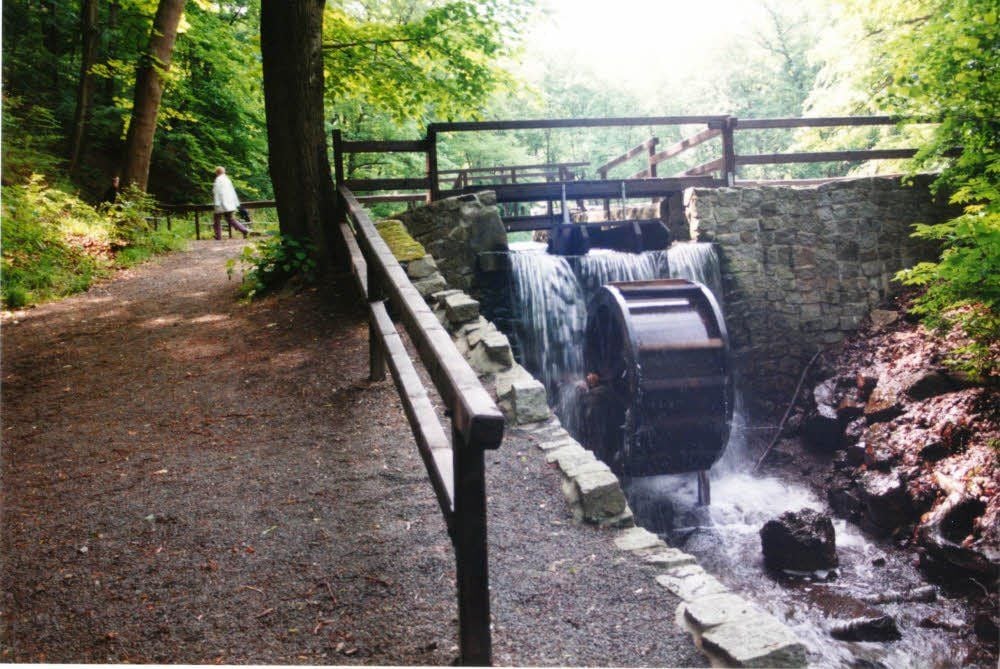 Im Juni 1995 entstand das Foto des neuen Wasserrades. Damit es im nächsten Frühjahr wieder aufgebaut werden kann, sind Spenden nötig.