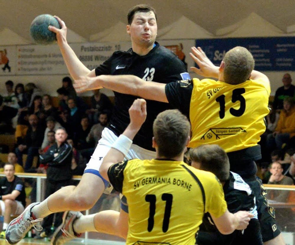 Lutz Lindner (am Ball) erzielte beim 33:21-Sieg des HBC Wittenberg gegen den SV Germania Borne fünf Tore für seine Mannschaft. Für den Aufsteiger aus der Lutherstadt war es bereits der elfte Saisonsieg.