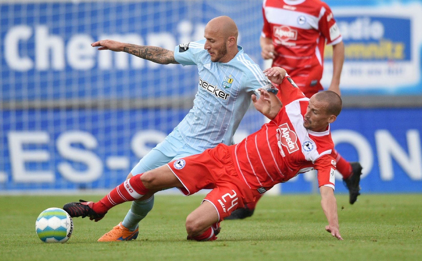 Nach wiederholten Fouls sah Chemnitz-Mittelfeldspieler Peer Kluge (r.) im Spiel gegen Arminia Bielefeld die gelb-rote Karte.