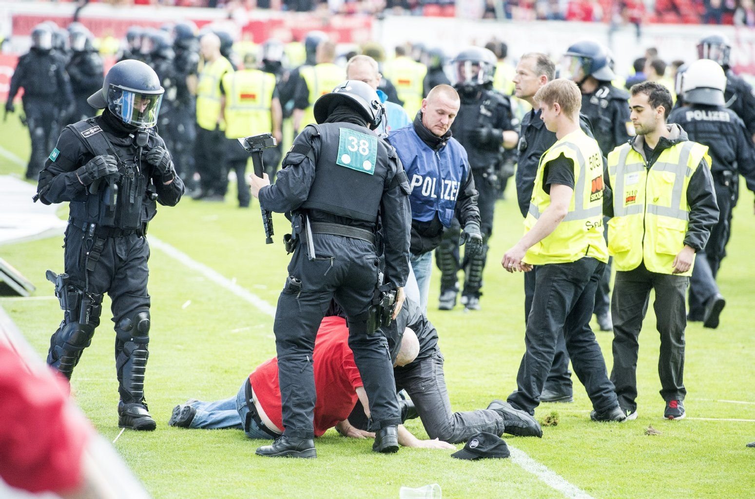 Die Polizei musste nach dem Platzsturm in Offenbach eingreifen.