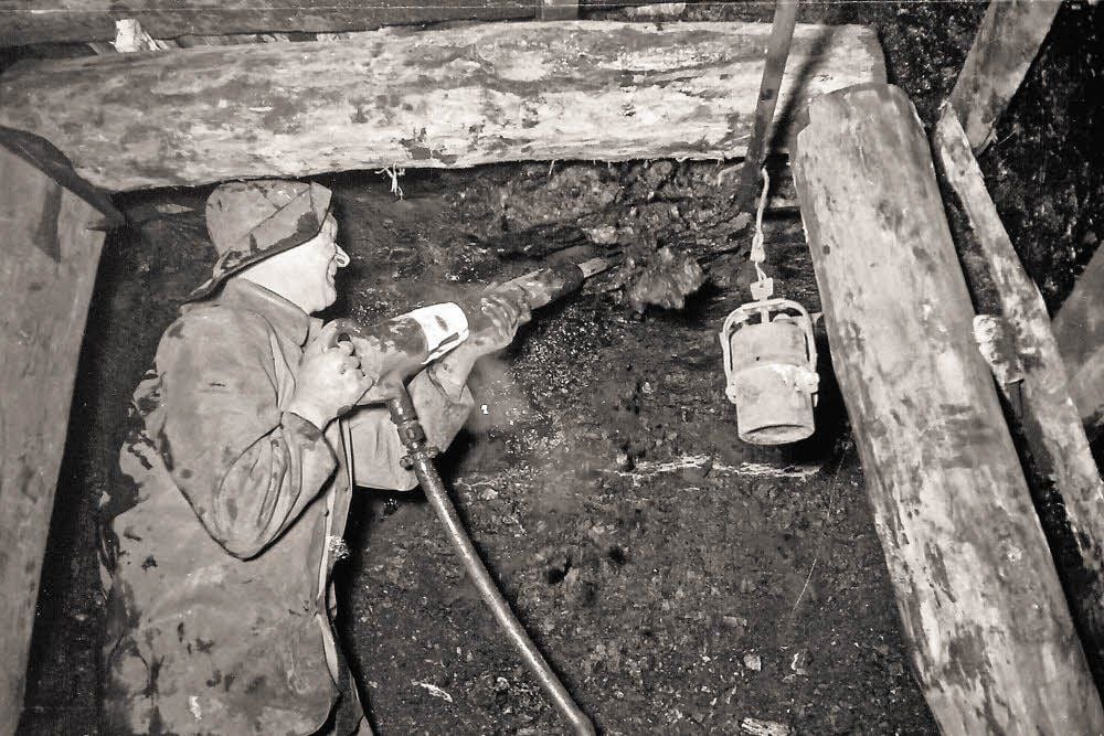 1963: Ein Stollen zur Entwässerung wird mit einem Luftdruckhammer vorangetrieben. Diese Arbeiten gibt es auch in Golpa-Nord (Ferropolis).