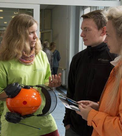 Marie Görtz (l.), Forstwirtin im 3. Lehrjahr, erklärt die Voraussetzungen zum Erlernen ihres Berufes.