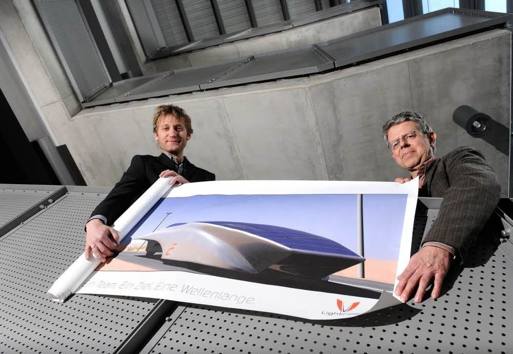 An der Hochschule wird ein neues Solarmobil entwickelt. Prof. Ulrich-Michael Eisentraut (r.) gibt den Staffelstab an Prof. Heiko Rudolf (l.) weiter.