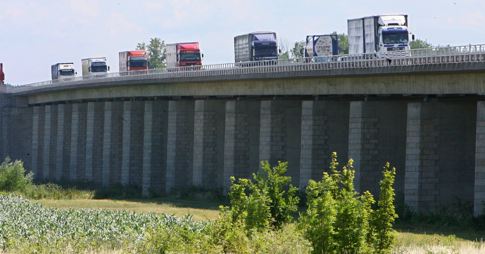 Blick auf die Autobahn-Elbbrücke A2 bei Hohenwarthe in der Nähe von Magdeburg