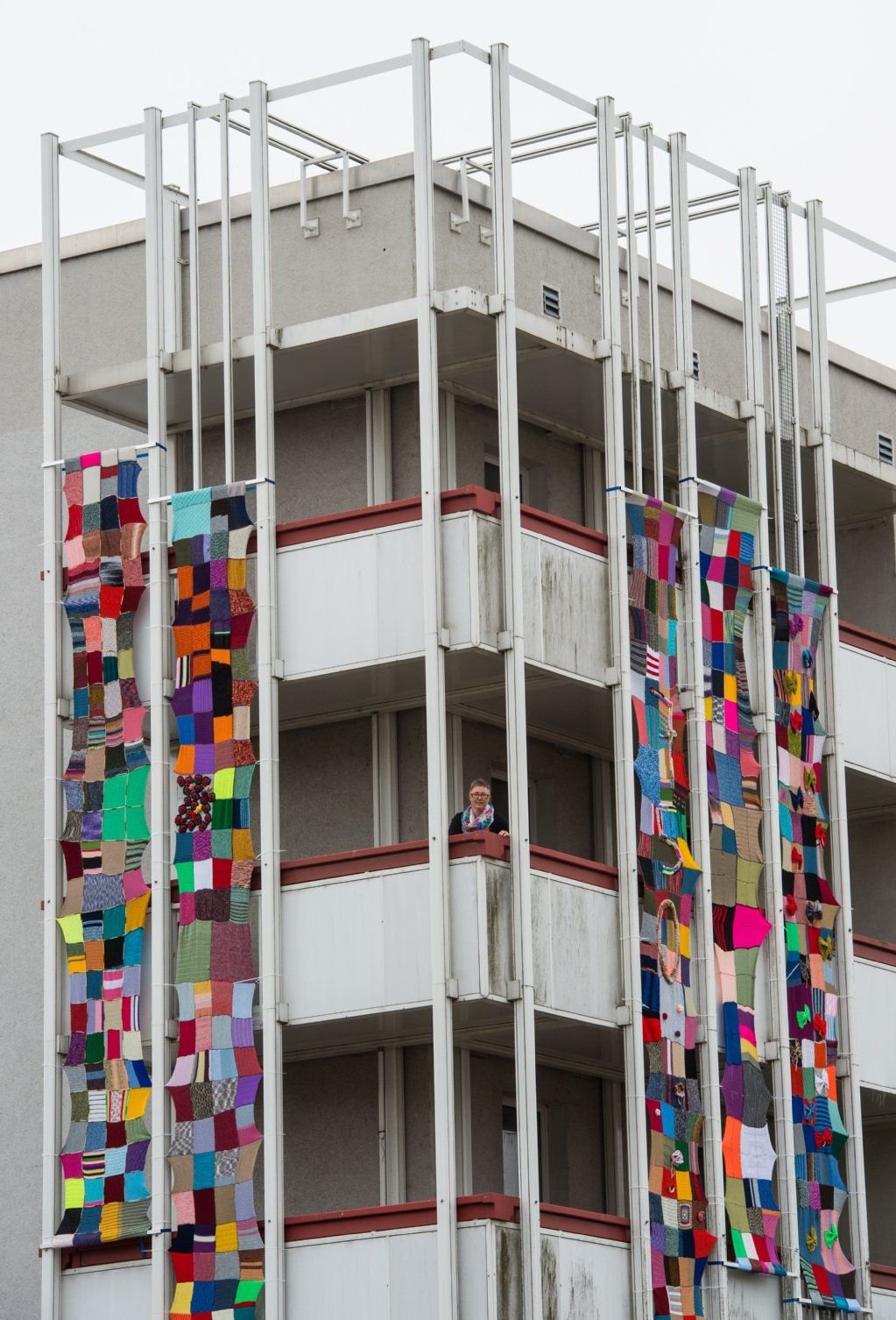 Katrin Berger, eine der Initiatoren der Strick-Aktion, steht am 01.06.2015 auf einem Balkon eines ehemaligen DDR-Wohnblocks in der Stadt Forst.