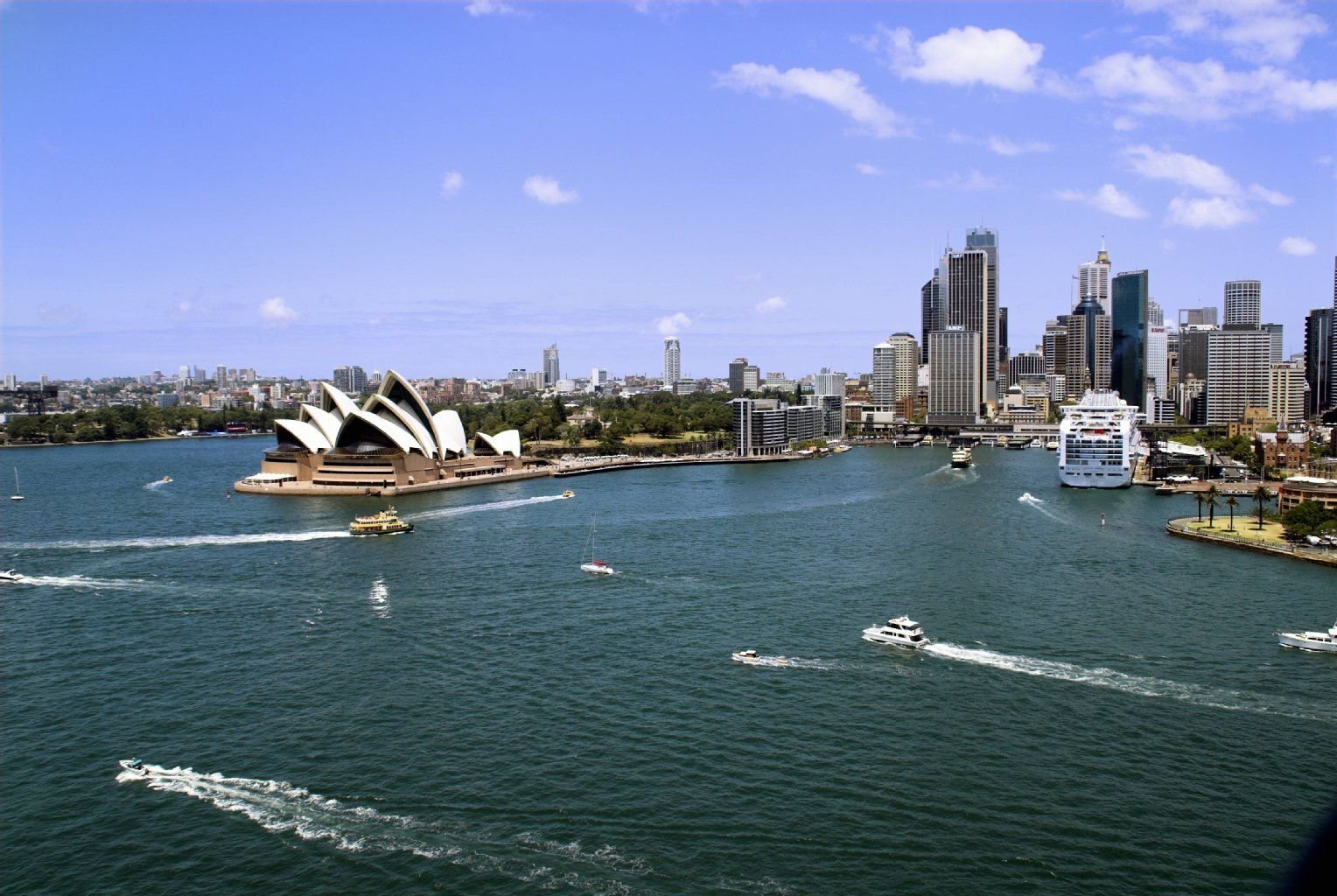 Blick auf den Hafen von Sydney, Australien. Im Vordergrund links: das berühmte Opernhaus.