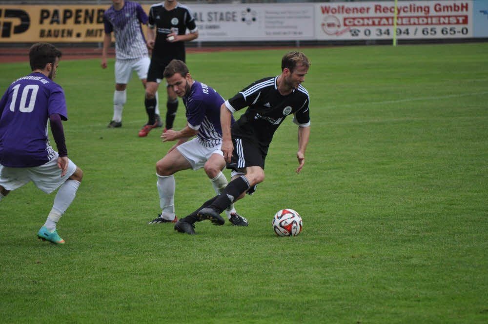 Mittelfeldspieler Sebastian Seifert (schwarzes Trikot) hatte gute Ideen, verschleppte den Ball aber auch oft.