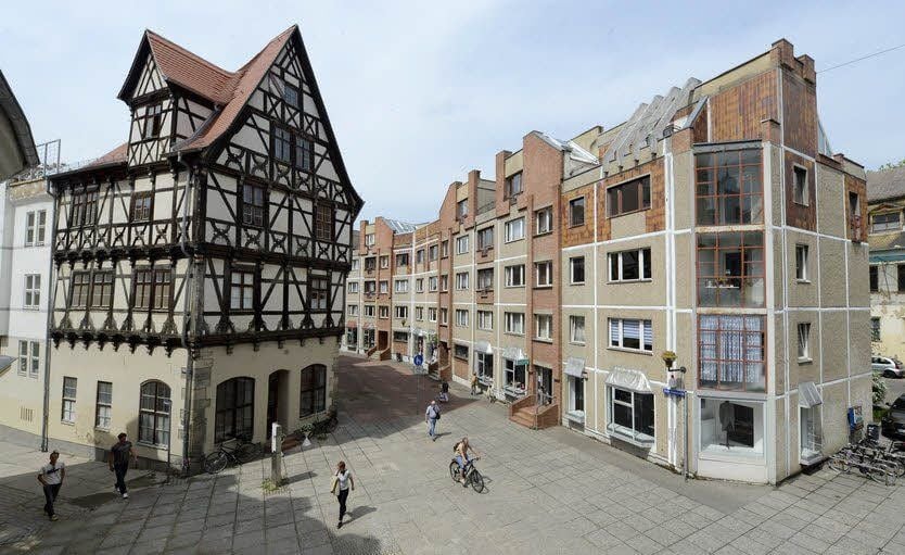 Kontraste, wie sie stärker nicht sein könnten finden sich in der Klausstraße. Neben einem Fachwerkhaus wurde ein Plattenbau gesetzt, allerdings nicht der typische, wie aus Neustadt oder aus der Silberhöhe bekannt.
