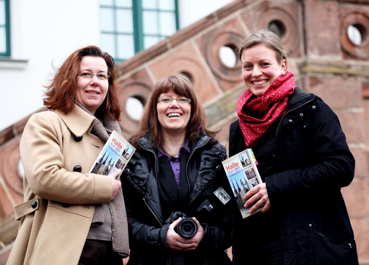 Die Autoren Kerstin Kiefer (links) und Dorothea Pelliccioni (rechts) haben ihren ersten Stadführer für Halle geschrieben. Die Fotos stammen von Stefanie Elsner (Mitte).