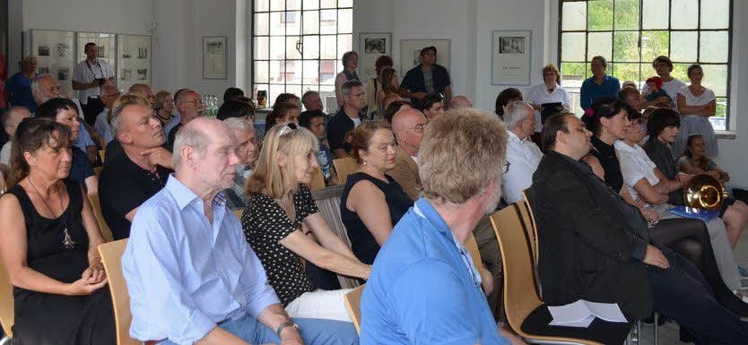 Während der Eröffnung der Ausstellung „Unberührter Ort“.