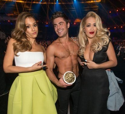 Schauspieler Zac Efron posiert mit seiner Kollegin Jessica Alba (l.) und Sängerin Rita Oro bei den MTV Movie Awards. Efron gewann den Spaß-Preis für die beste schauspielerische Leistung in der Komödie „Für immer Single“, in der er in einer Szene mit nacktem Oberkörper zu sehen war.
