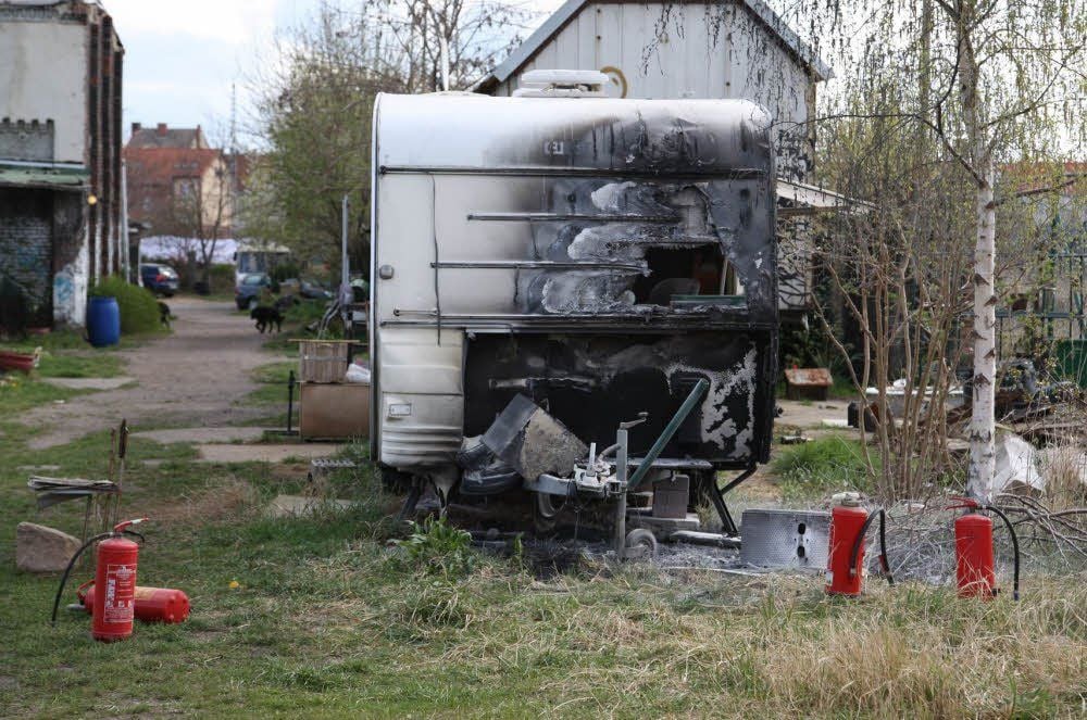 Nach dem Brandanschlag konnten Mitglieder des alternativen Zentrums den Wohnwagen löschen. Personen wurden nicht verletzt. Der Schaden soll sich auf 4 000 Euro belaufen.